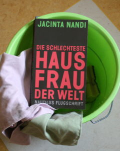 Mehr über den Artikel erfahren Provokant derb und erfrischend kurzweilig